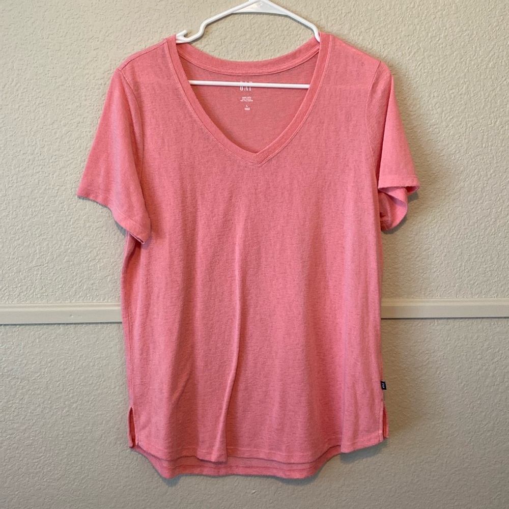 Gap size large V-neck, short sleeve coral peach color
